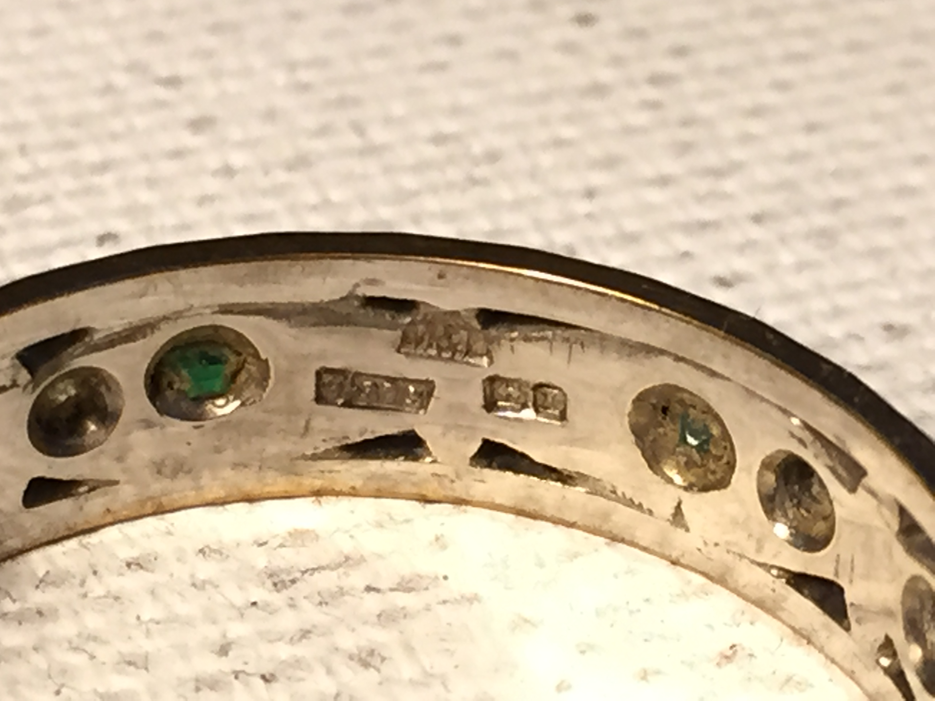 A diamond and emerald ring one emerald inset missing. 3.4 g - Image 2 of 5