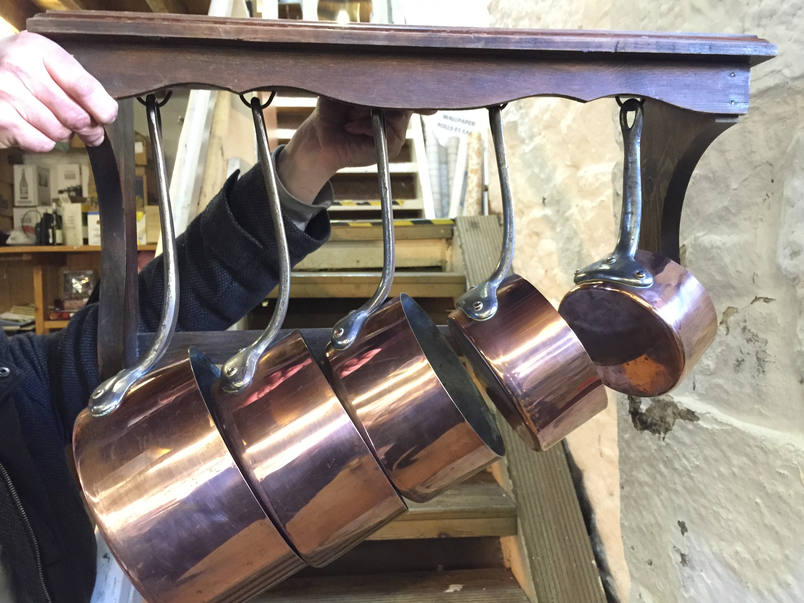 A set of graduated copper pans with hanging rack. - Image 2 of 2