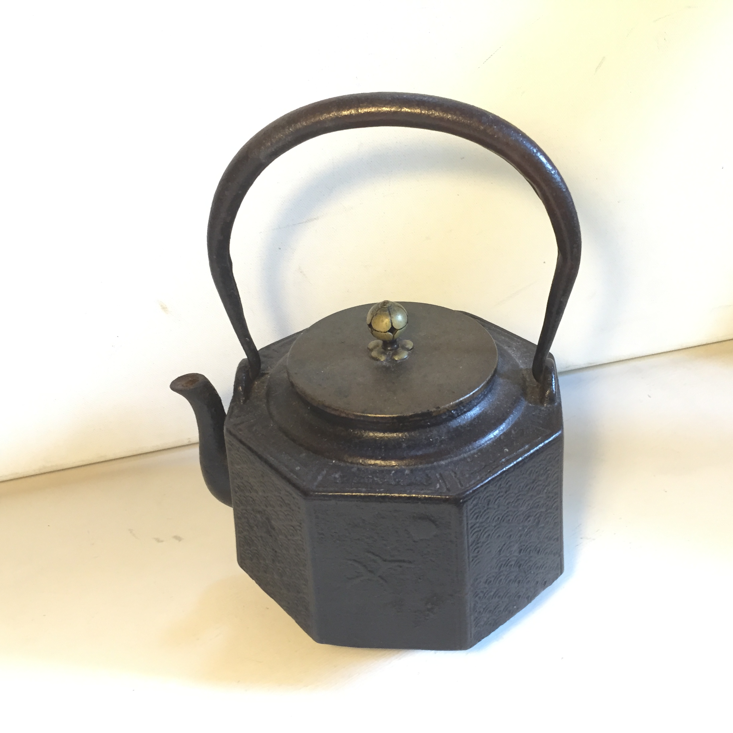 A Japanese tea kettle labled 20th century believed to be earlier. - Image 4 of 5
