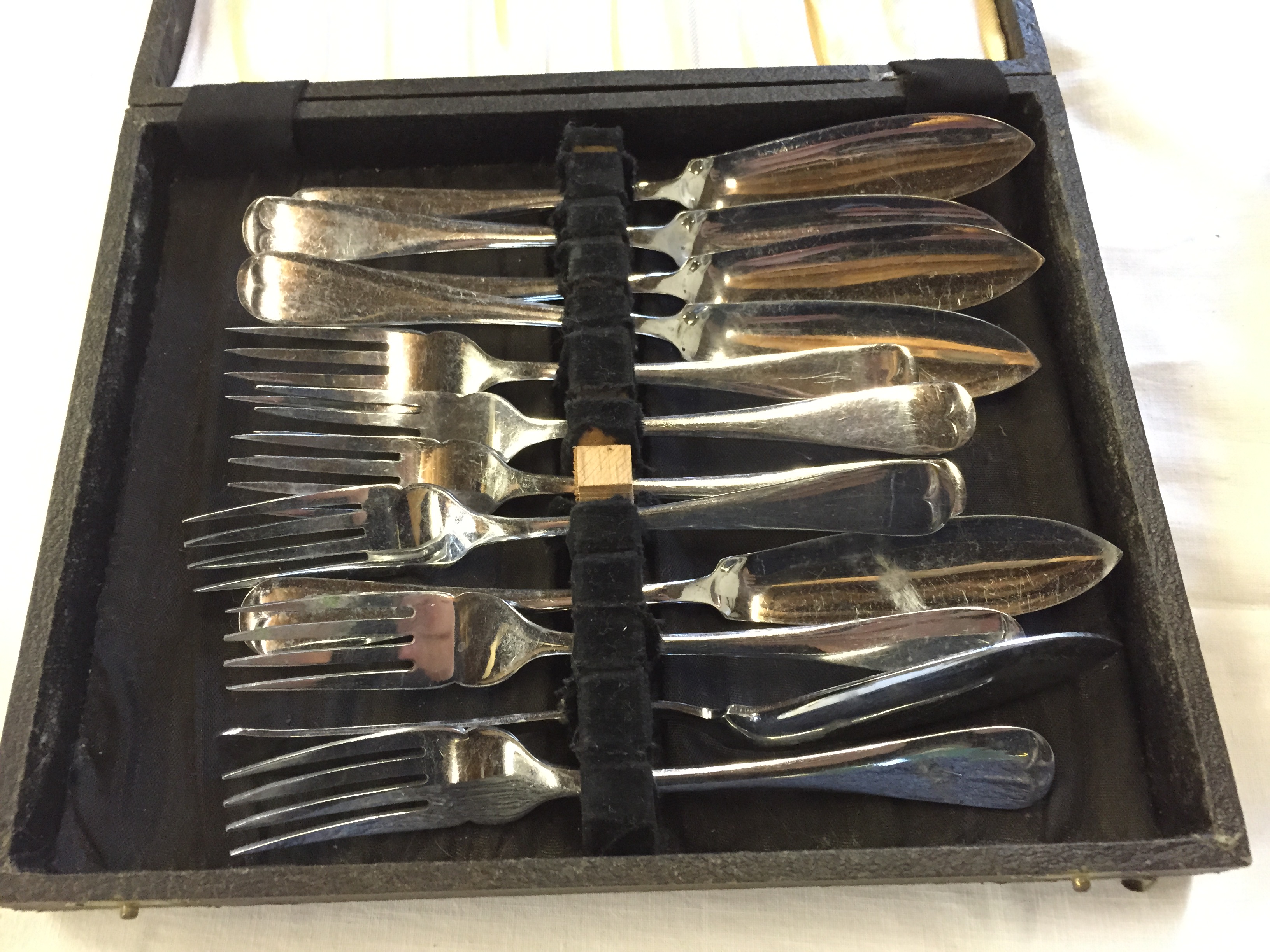 A part tea set and a set of boxed fish cutlery. - Image 3 of 5