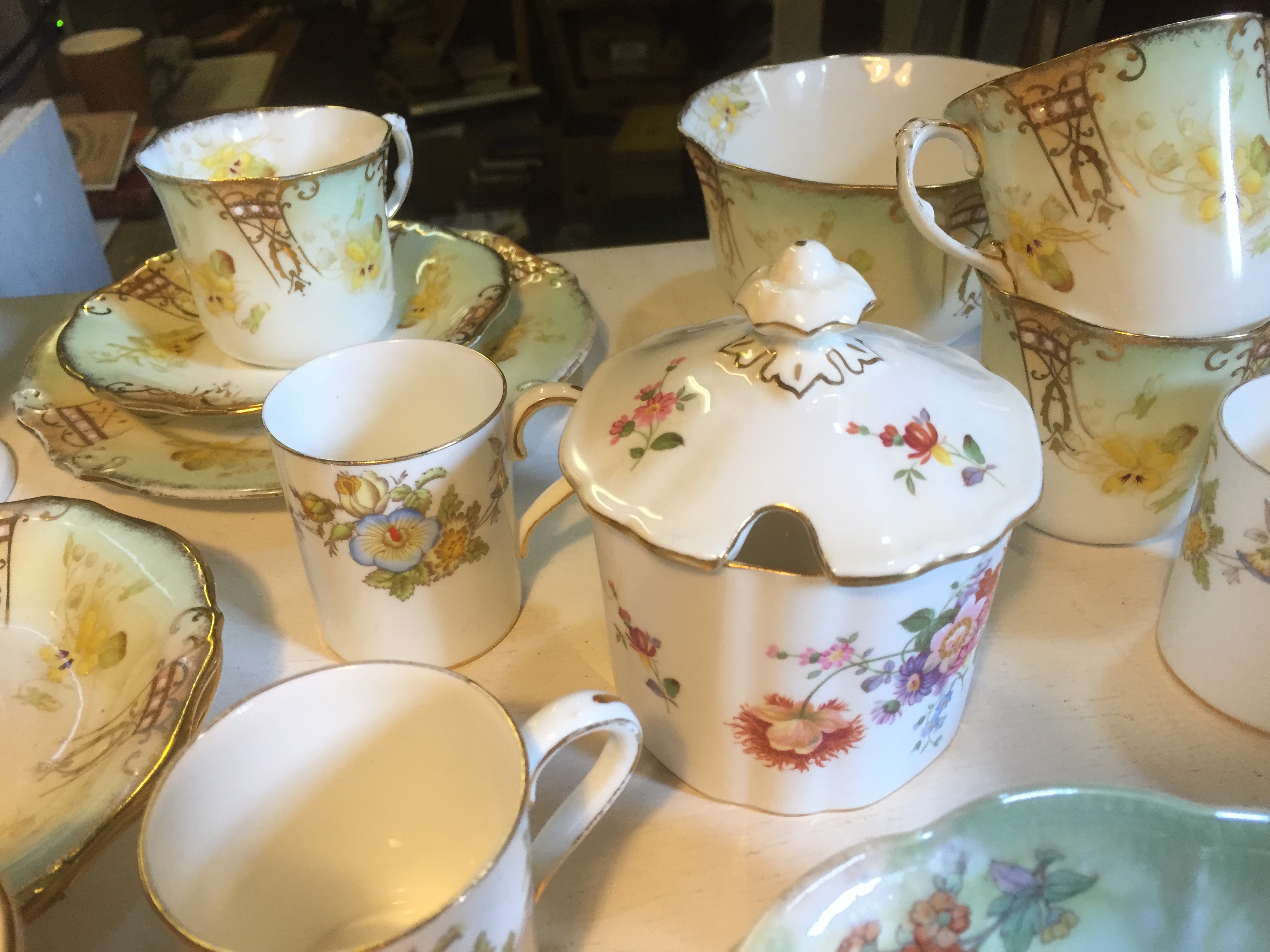 A selection of ceramics including Royal Crown Derby and Wedgwood. - Image 8 of 11