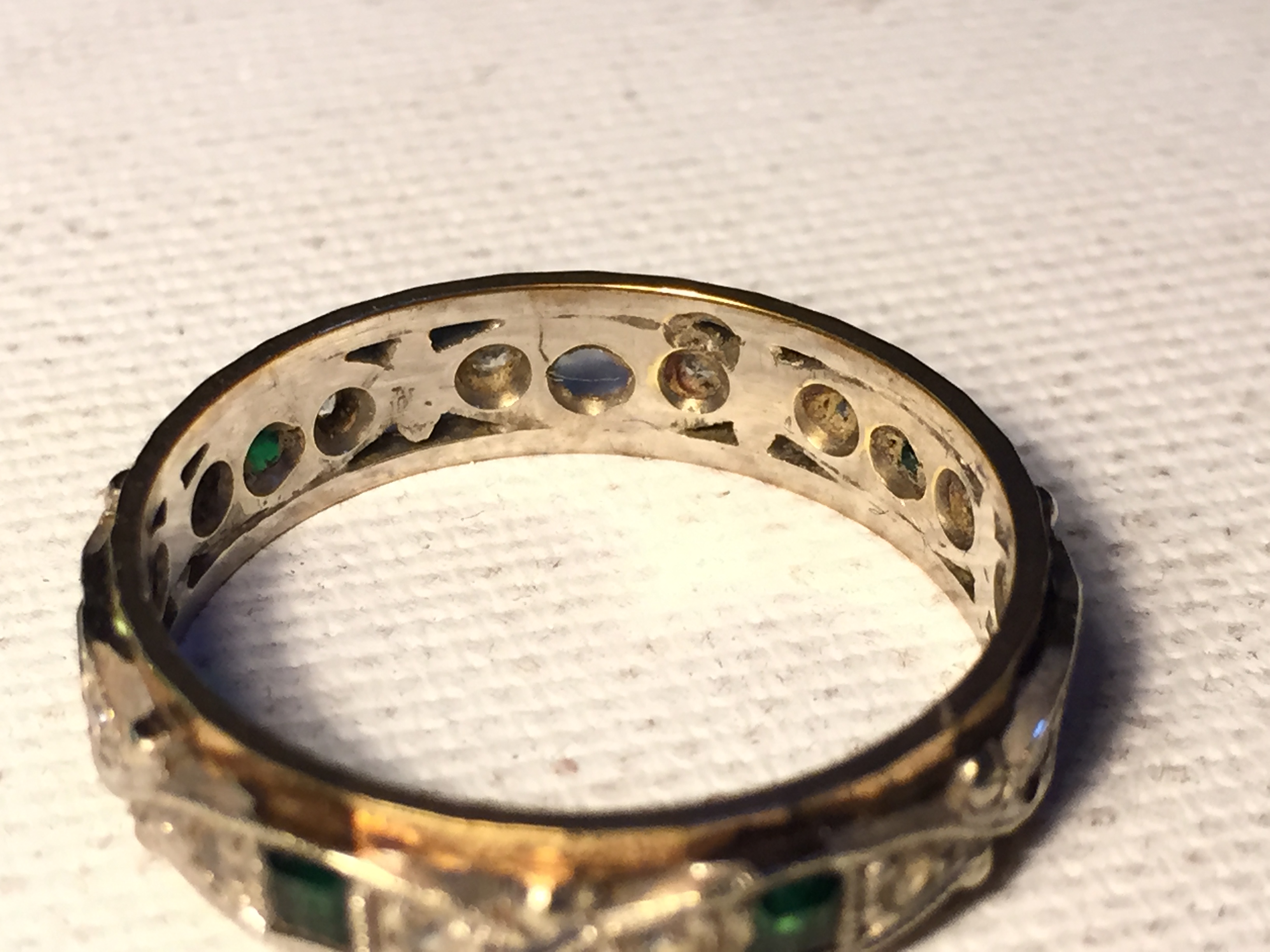 A diamond and emerald ring one emerald inset missing. 3.4 g - Image 5 of 5