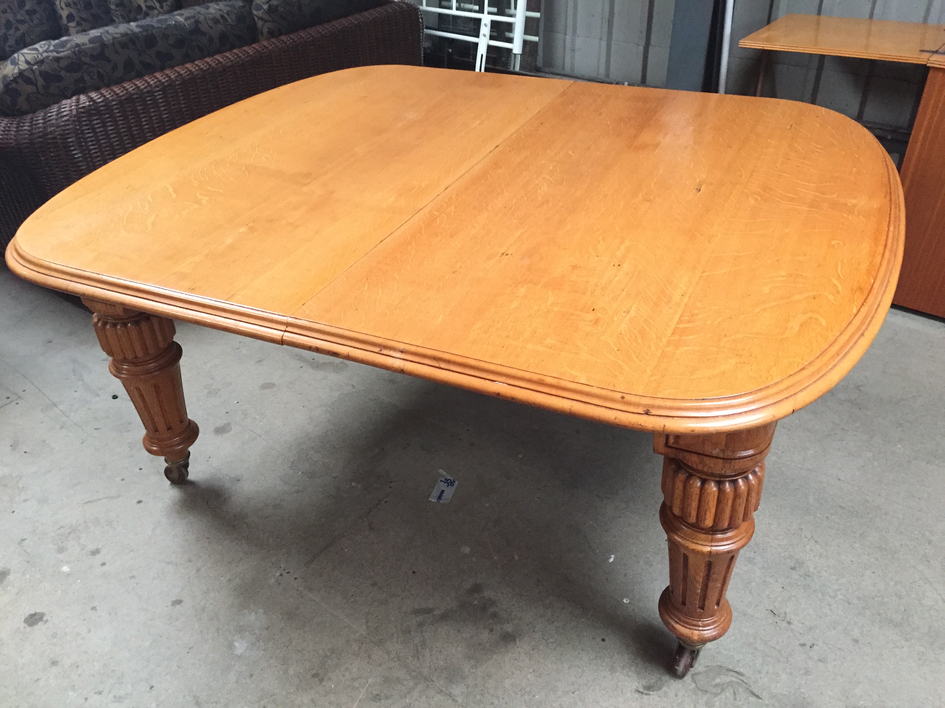 * A large Victorian light oak extending table with winding mechanism. - Image 4 of 4