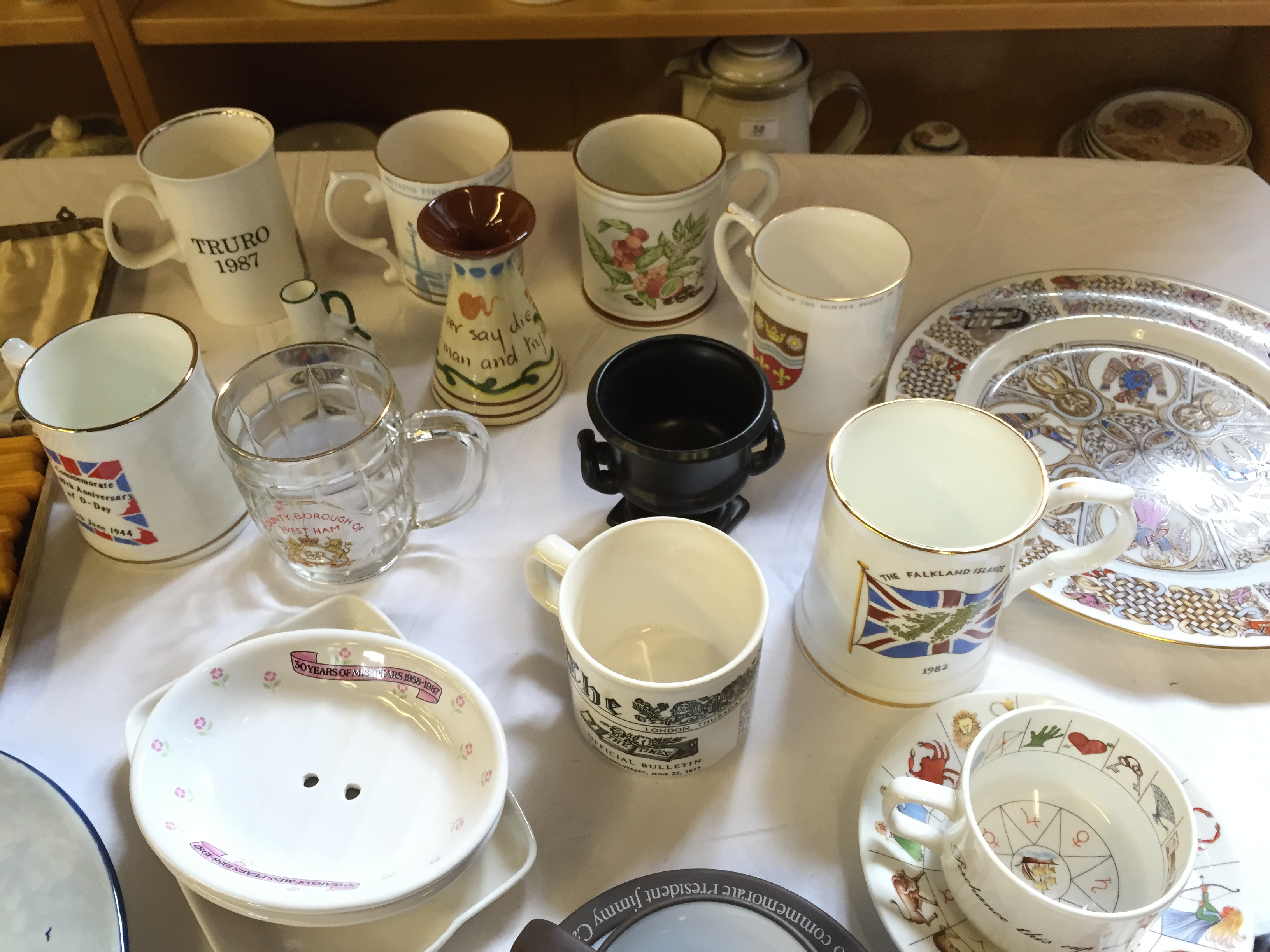 A selection of various ceramics including Spode, Hornsea and others. - Image 3 of 10