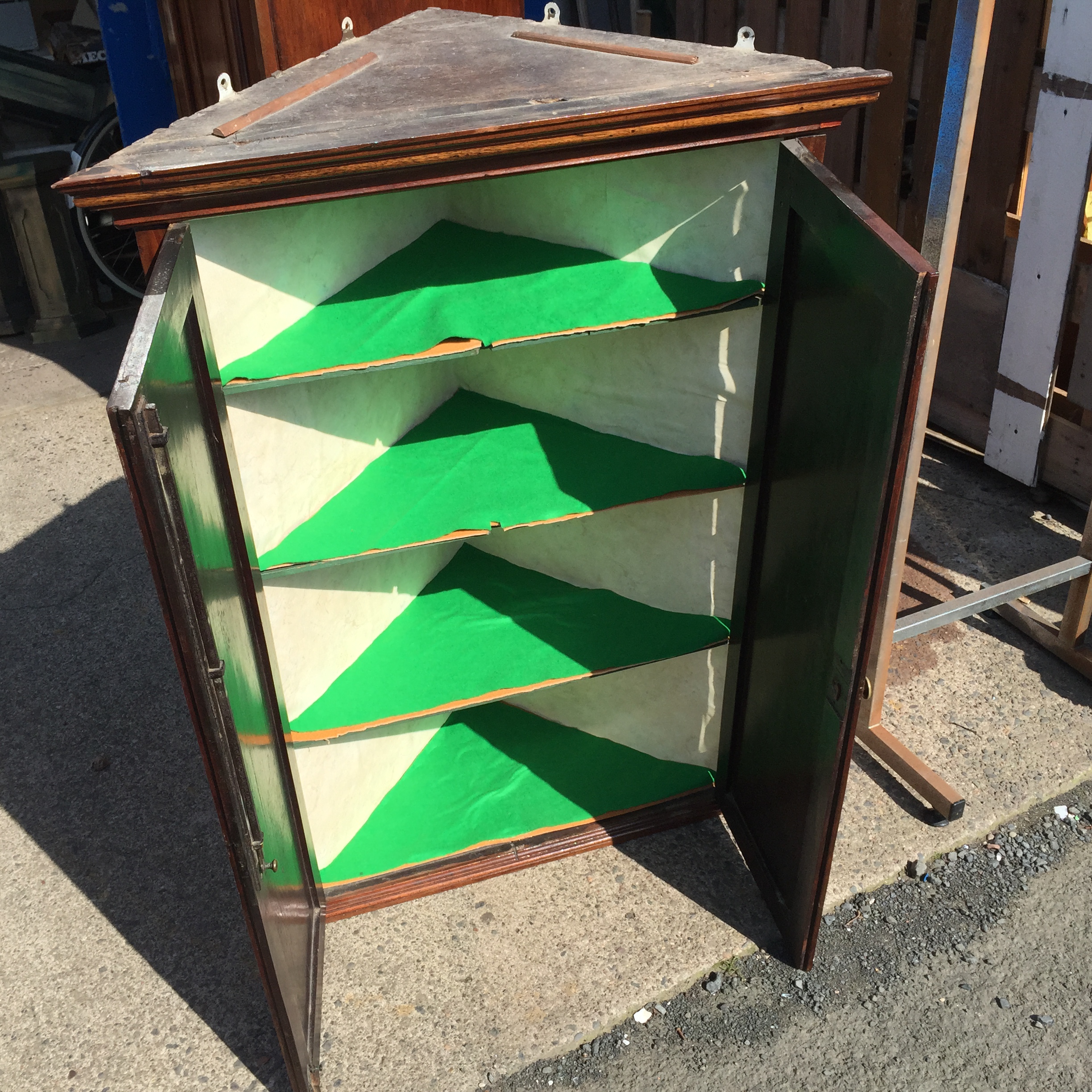 An early Victorian mahogany wall hung corner cabinet. - Image 2 of 2