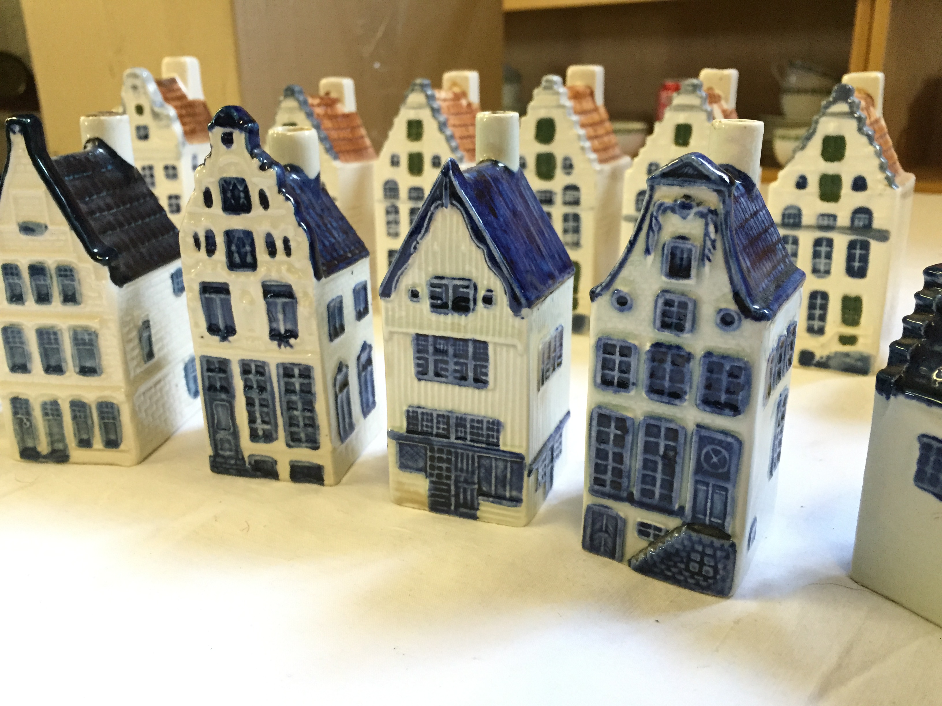 A Selection of KLM by Bols ceramic houses (empty) - Image 2 of 8