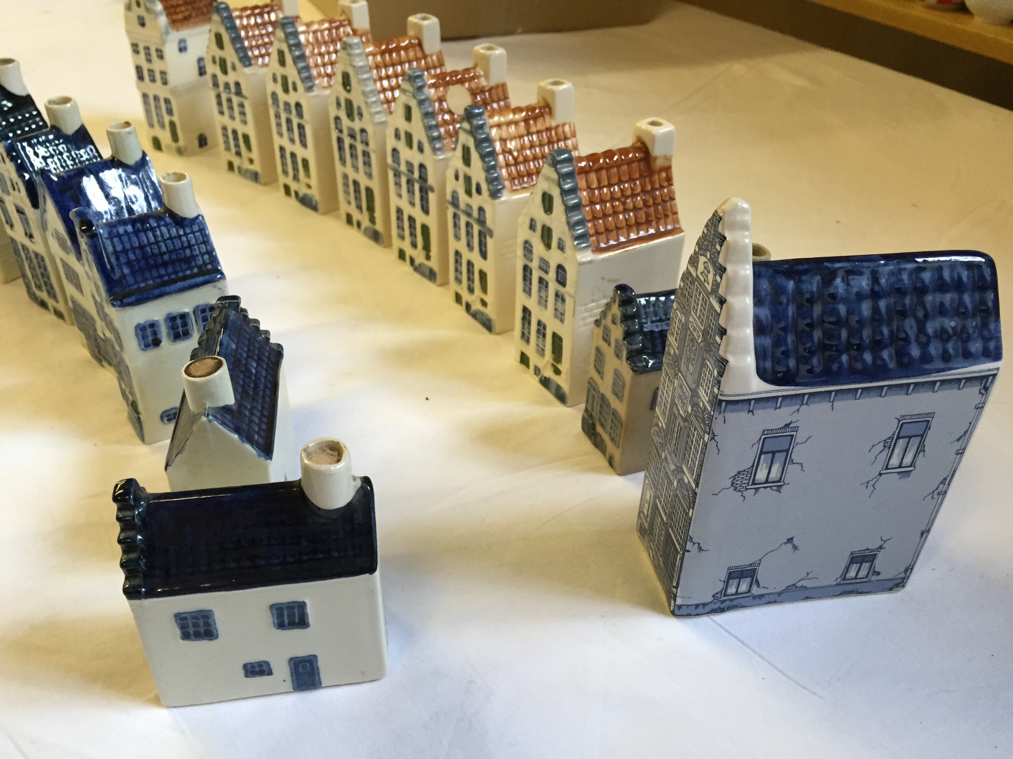 A Selection of KLM by Bols ceramic houses (empty) - Image 4 of 8