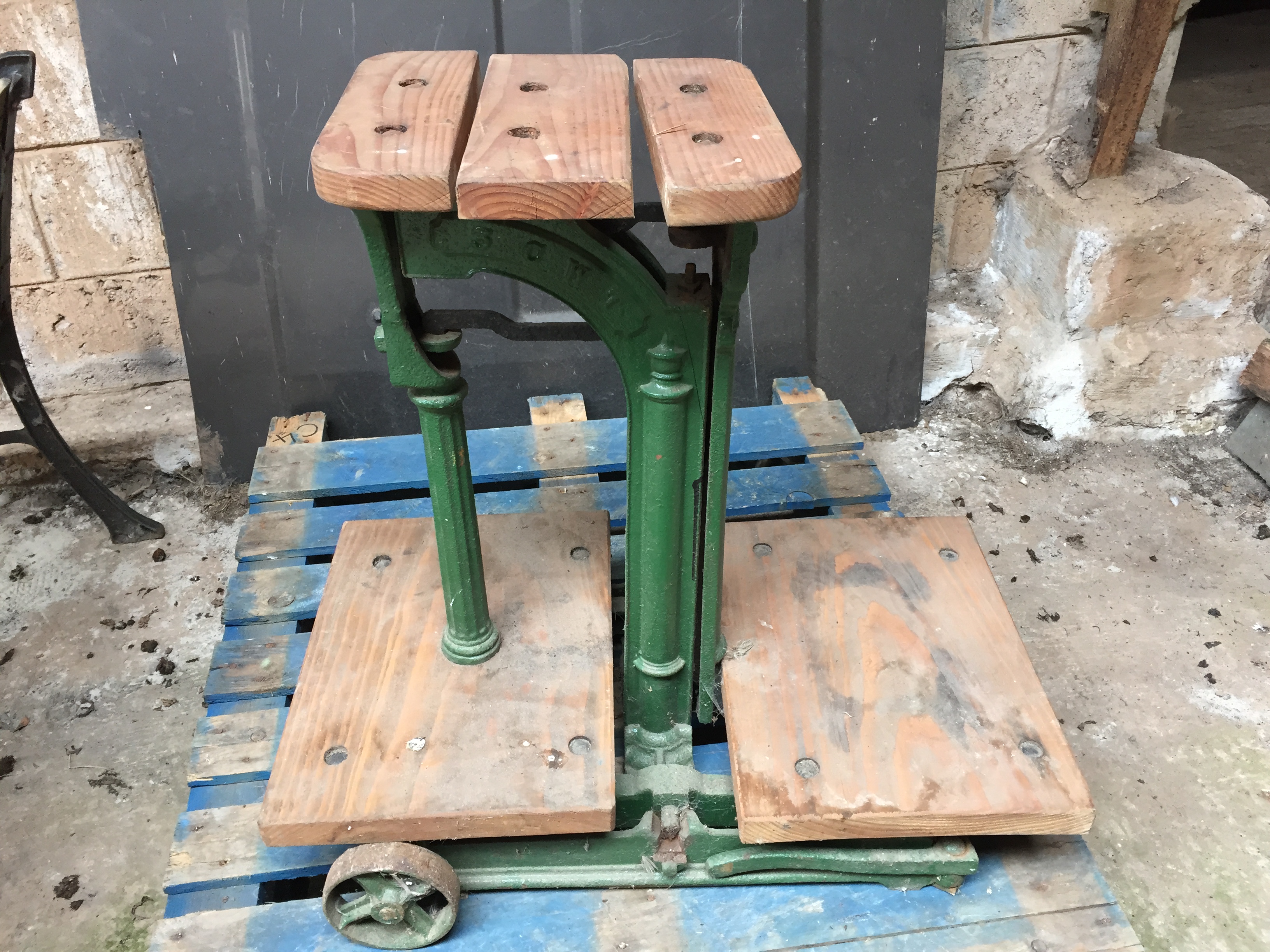 A set of Avery sack scales. 7600 mm high.