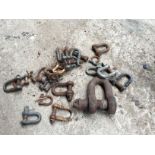 A quantity of d shackles.