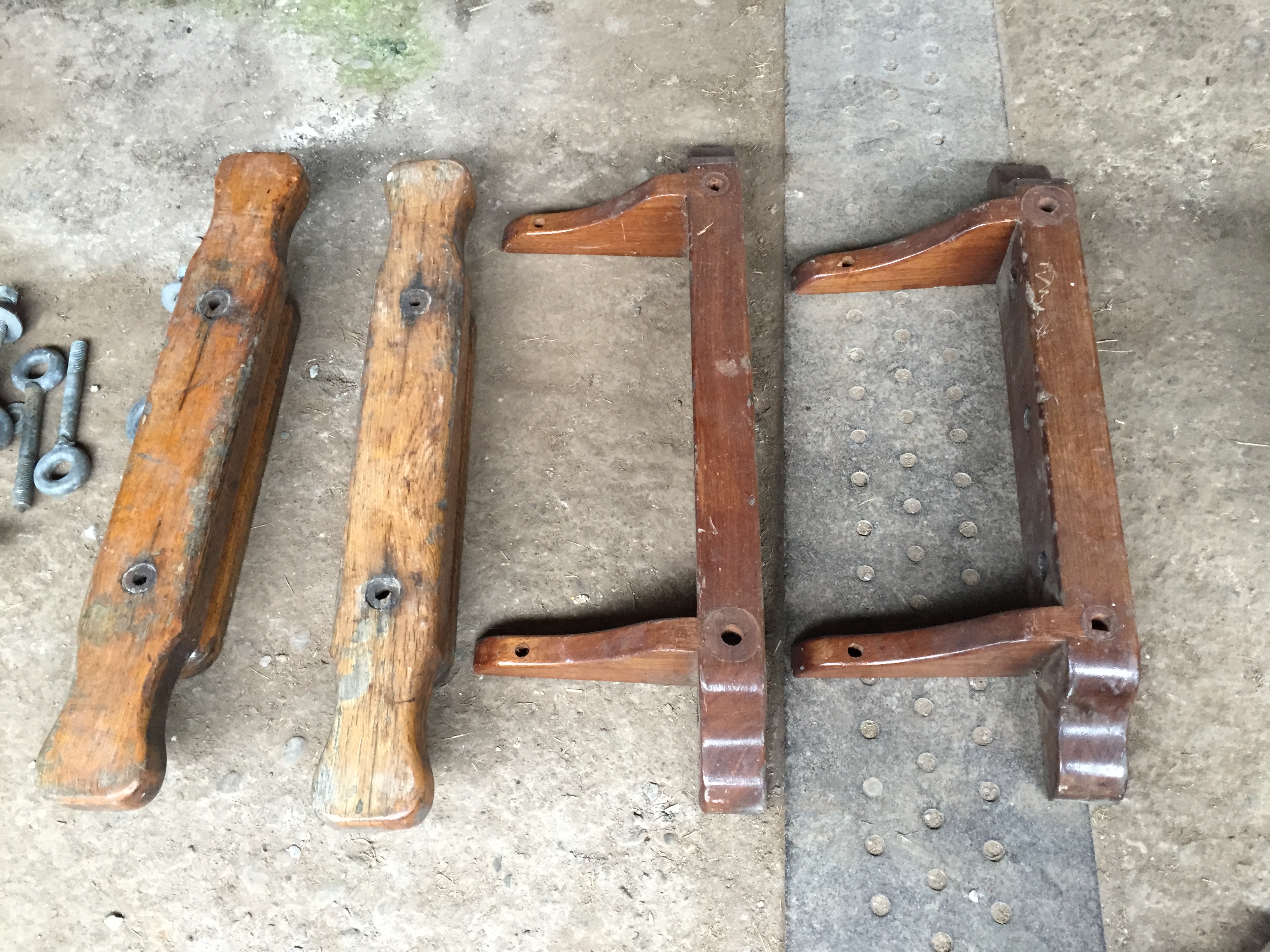 Two timber cleats and two belaying pin racks.