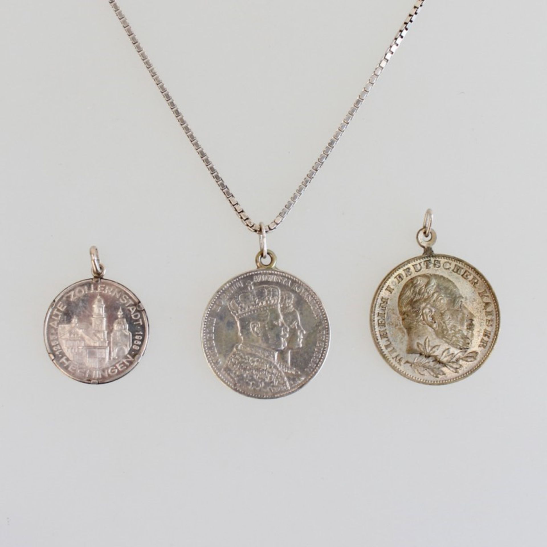 Anhänger  Si, 3 Münzanhänger, versch. Motive, dazu Venezianerkette Si 835, Lca.70cm