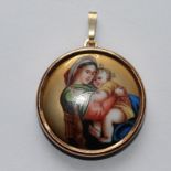 AnhängerSi 925, vergold., runde Form, mittig besetzt mit Platte, Maria mit Kind, polychrom/