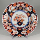 TellerJapan, Imari-Teller, polychrom bemalt, Blumendekor, geschweifte Fahne, D 27,5cmMindestpreis: