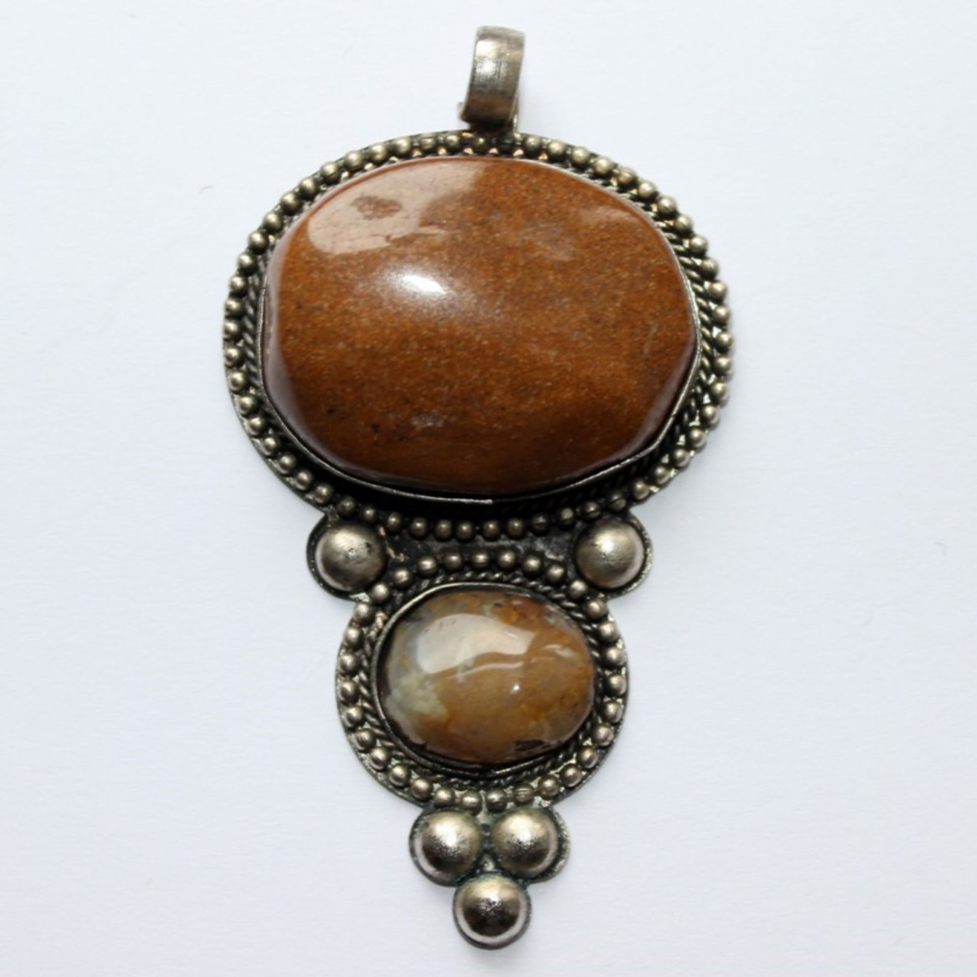 Anhängertropfenförmig, besetzt mit 2 ovalen, honigfarbenen glatt polierten Steinen in Kugelketten-