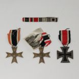 Abzeichen - 2 WK2 Kriegsverdienstkreuze 1939, 1 Eisernes Kreuz 1939 2. Klasse, alle mit Band, dazu 1