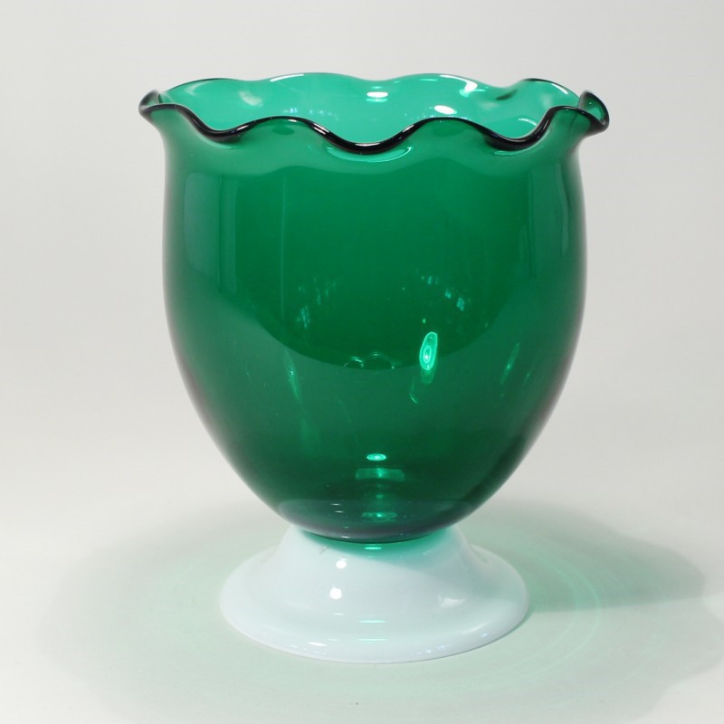 Fußschaleum 1920, in der Art von Lötz, farbloses u. grünes Glas, runder Stand, bauchiger Korpus,