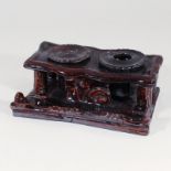 Tintenzeugum1800, wohl Nürnberg, dunkelbrauner Scherben, 2 Keramikeinsätze, dunkelbraun glasiert,