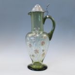 Karaffeum 1900, grünes Glas, runder Stand, Bodenabriss, konischer Korpus, angesetzter Henkel,