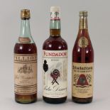 Cognac - Drei Flaschen1x Pillion-Matignon & Co., Frankreich, V.S.O.P., Korken besch., 1x Brandy,