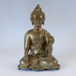 Buddha - Figursitzender Buddha, Bodenplatte fehlt, Kratzer, Metall, H ca. 22cm