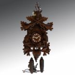 Kuckucksuhr Schwarzwaldgebeizter Holzkorpus, Jagddekor, bewegliche Figuren, rundes Zifferblatt mit