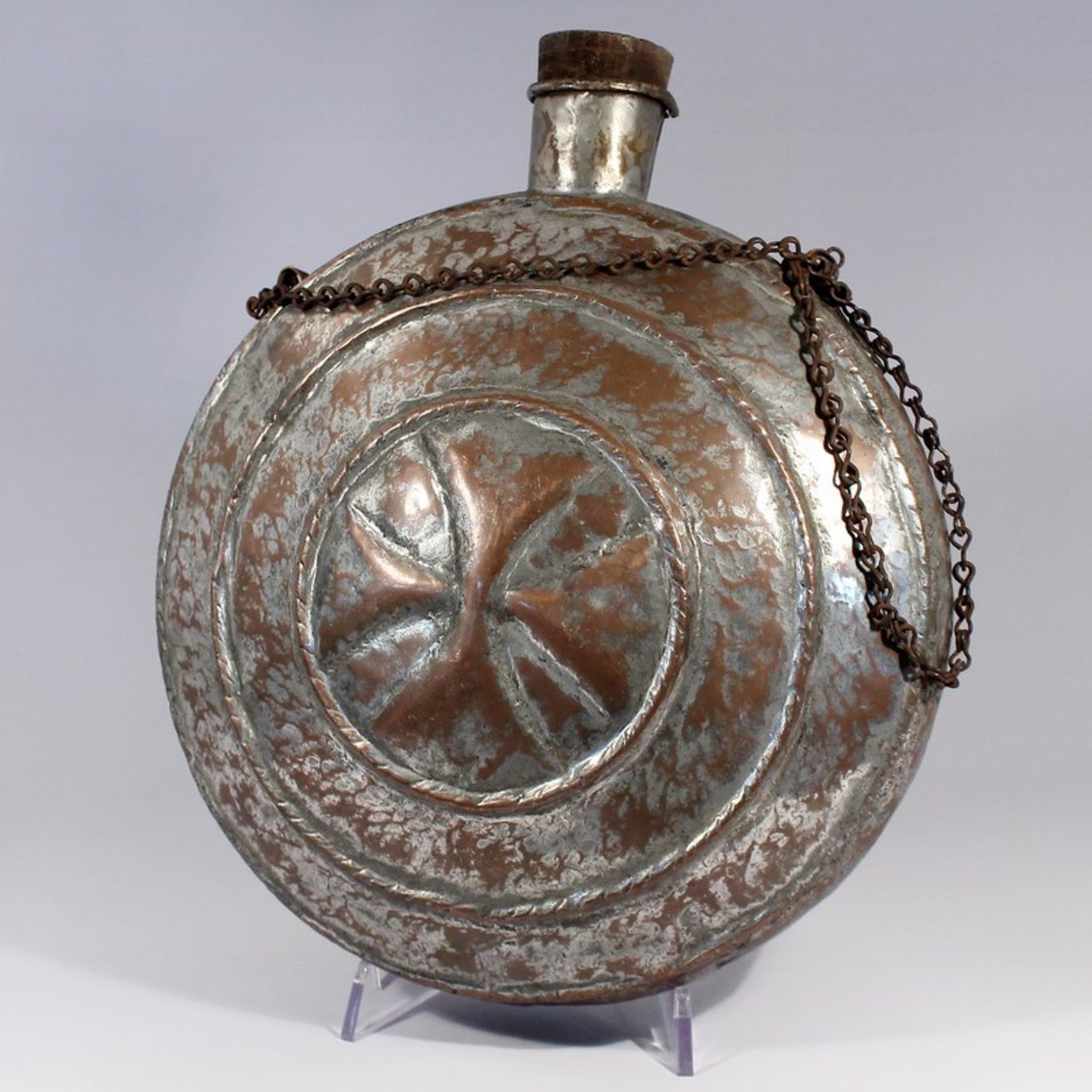 Malteser Pilgerflasche18./19.Jh., Kupfer verzinnt, runde leicht bauchige Form, beidseitig
