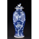 Deckelvase Japan um 1900 / Japanese Vase, around 1900  Ätzdekor Pflaumenblüten,   H: 28 cm, blaue