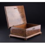 Biedermeier Holzschatulle/Biedermeier Wooden Box  verschiedene Hölzer, intarsiert, im Spiegel