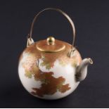 kleine Asiatische Teekanne um 1900/Small Asian Teapot about 1900  Porzellan, äußerst filigran bemalt