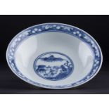Schale China um 1900/Bowl China about 1900  Porzellan, Unterglasurblau-Blüten- und