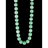 Jadekette China um 1920/30/Jade Necklace China about 1920/30  hellgrüne Jade, L: 85 cm, Ø der Kugeln