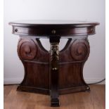 Tisch um 1900  Mahagony, auf 3 Beinen stehend, seitlich Mascerons, Platte müßte aufgearbeitet