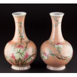 Paar asiatische Vasen - A Pair Asian Vases  farbig glasiert, mit umlaufendem Granatapfel-Dekor  je 6