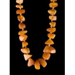 Bernsteinkette/ Amber Necklace  Butterscotch, L: 44 cm, 40 g., 10 mm - 25 mm/  Butterscotch, length: