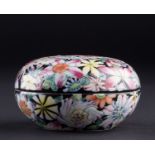 Deckeldose China um 1900/Lidded Box China about 1900  Porzellan, mit filigranem  Blumen- und