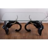 Designer-Tisch/Designer Table  Glasplatte liegt lose auf zwei Elefantenköpfen aus Bronze, Glasplatte