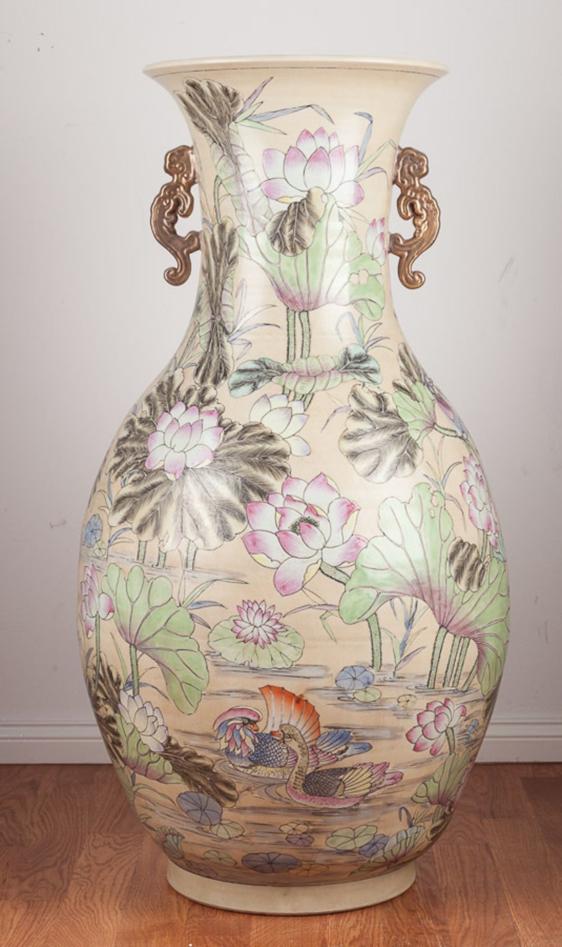 asiatische Vase / Asian vaseSeerosendekor, mit vergoldete Handhaben, 
H: 92 cm, Ø 45 cm, unterm