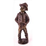 Füllborn 19./20. Jhd."Knabe mit Hut"
Skulptur-Volumen, Bronze, H: 22,5 cm,
in der Plinthe signiert /