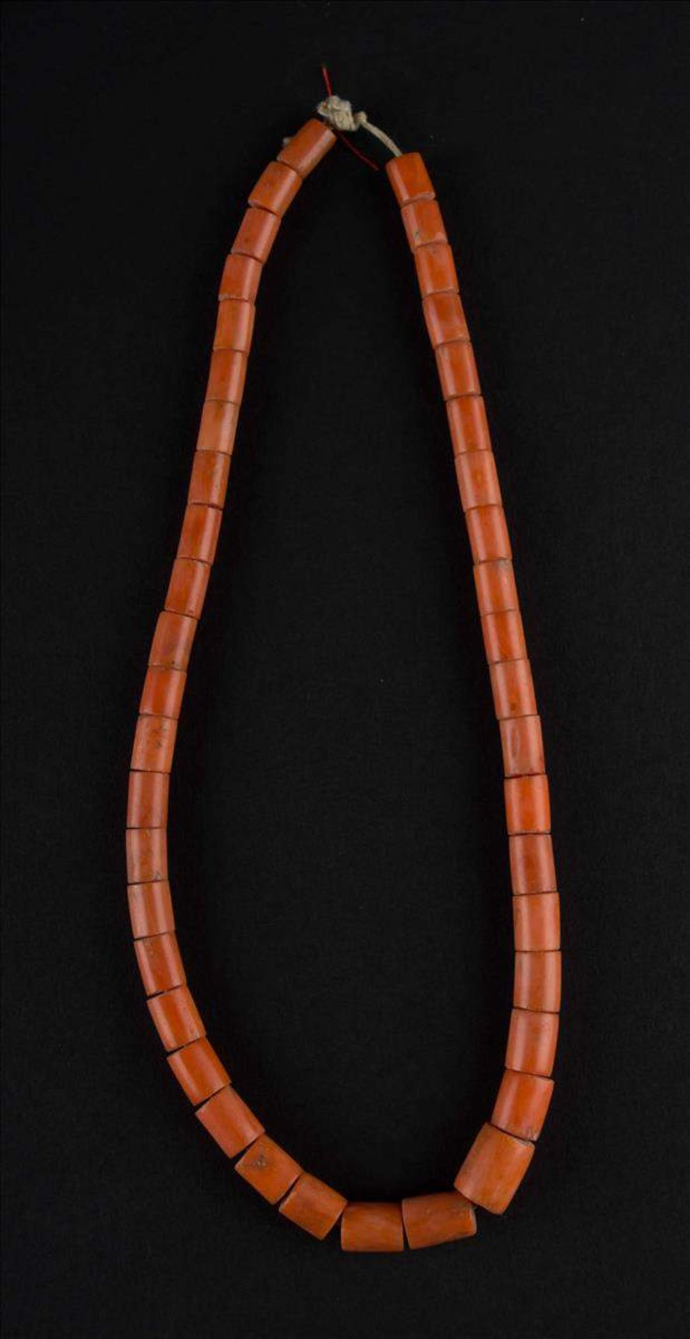 Corallen Kette / Coral necklaceMaße der Corallen ca. 0,9 cm x 0,6 cm, L: ca. 40 cm, Gewicht ca. 36,5 - Bild 2 aus 3