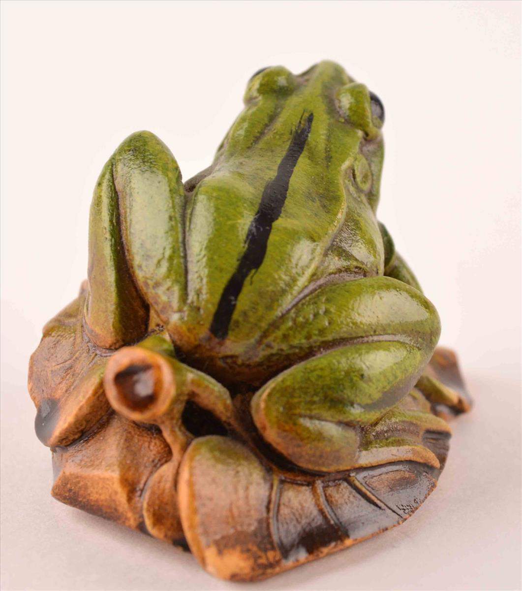 Frosch Asien 20. Jhd. / Frog Asia, 20th centuryHolz/Masse ?, farbig staffiert, ca. 3,8 cm x 5,5 cm x - Image 3 of 3