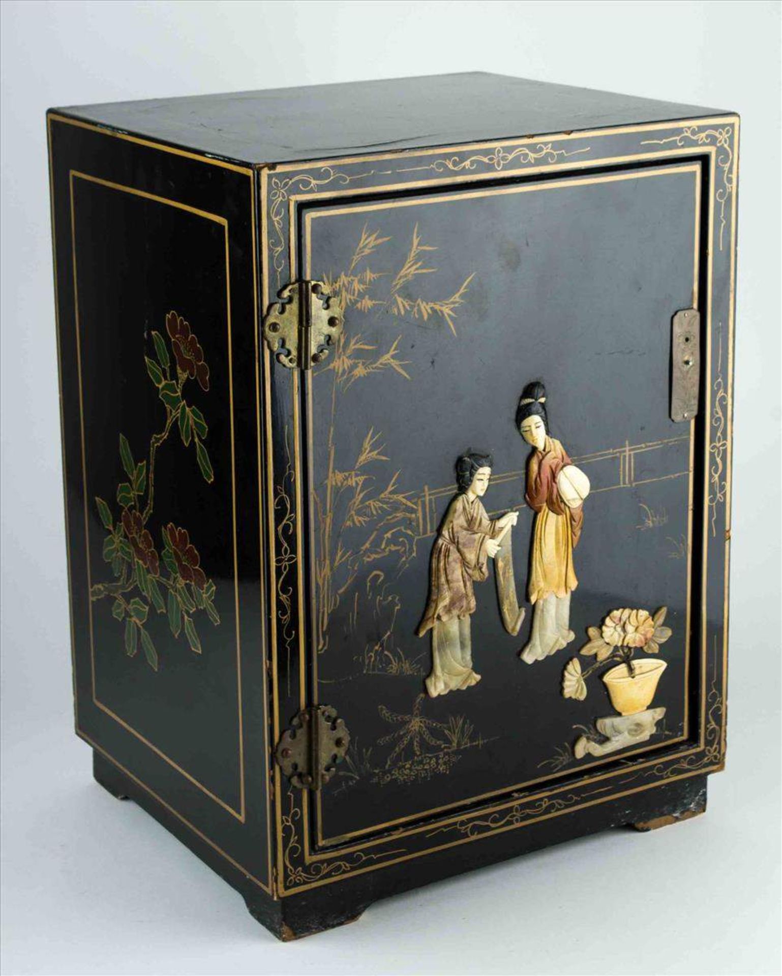 Lackschrank China um 1900 / Lacquered cupbord China, about 1900verziert mit floraler Goldmalerei und - Bild 2 aus 12