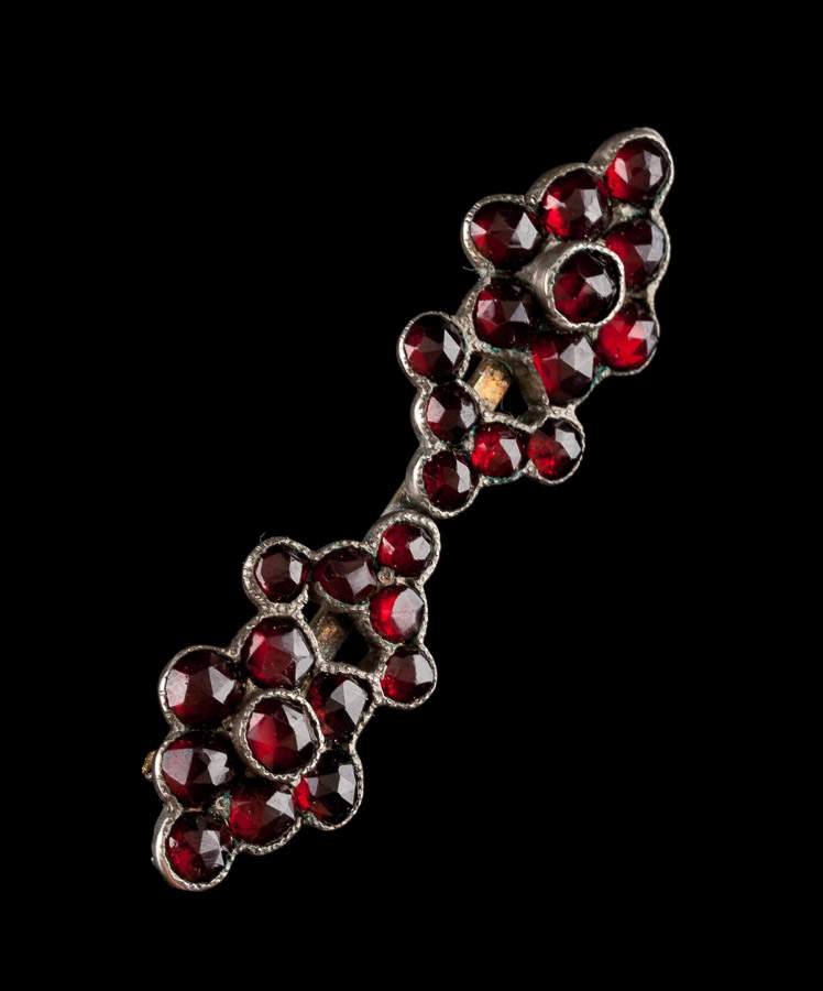 Granatbrosche / Garnet broochSilber geprüft, 4,7 cm x 1,3 cm /
silver proved, 4,7 cm x 1,3 cm.