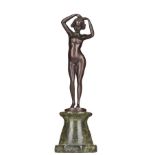 signiert Dr. Götz"weiblicher Akt"
Skulptur-Volumen, Bronze, H: 17,5 cm,
auf Marmorsockel, in der