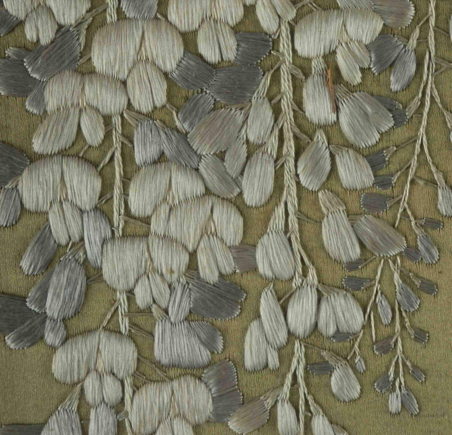 asiatische Seidenstickerei um 1900 / Asian silk embroidery, about 1900bestickt mit floralem- und - Bild 3 aus 6