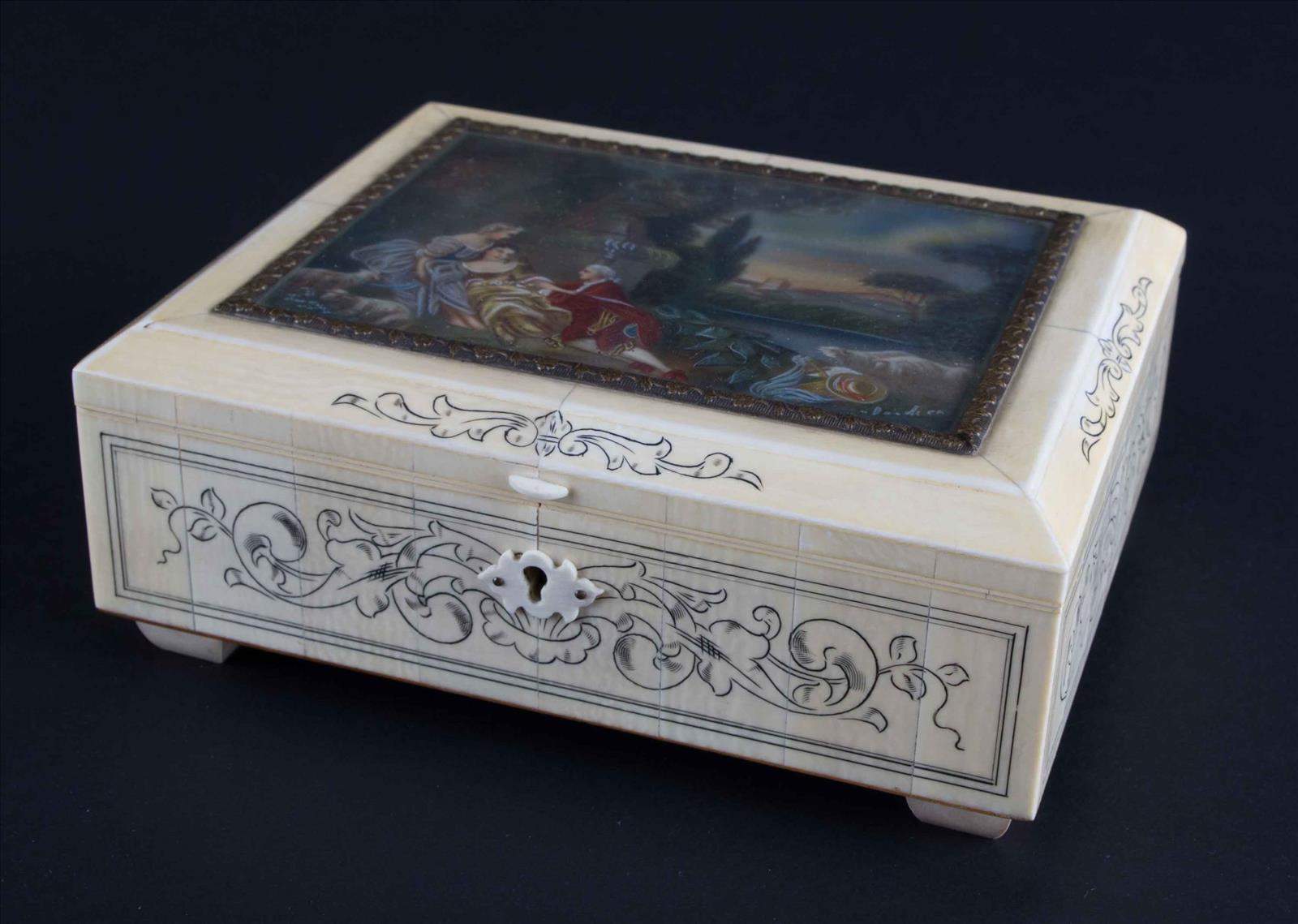 Schatulle mit Spieluhr um 1900 / Casket with music box, about 1900umlaufend mit Elfenbein belegt,