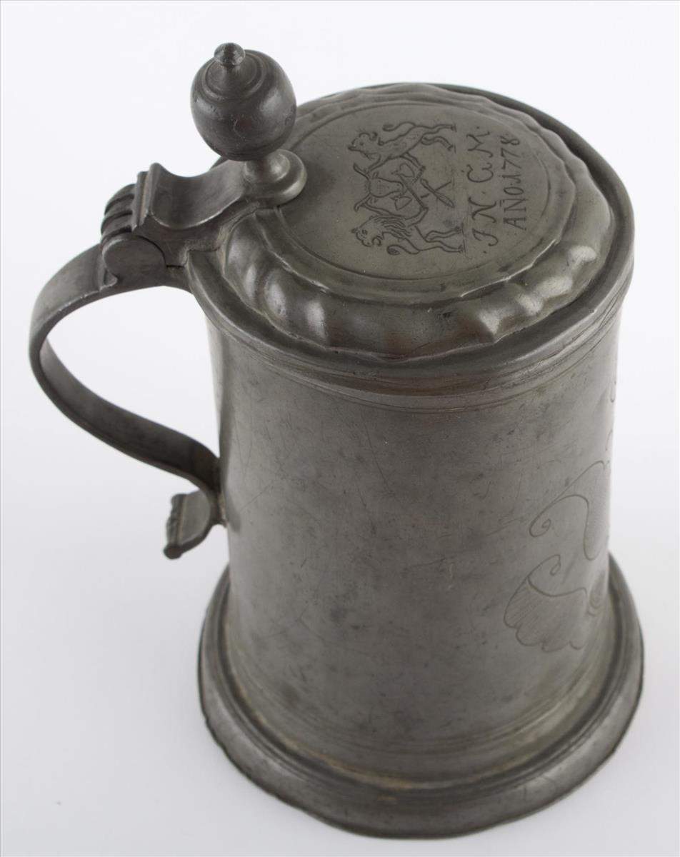 Zinn Walzenkrug / Tin tankard"Innungskrug der Fleischerei", 
Krug mit Floral geschmückte Gravuren, - Image 2 of 7