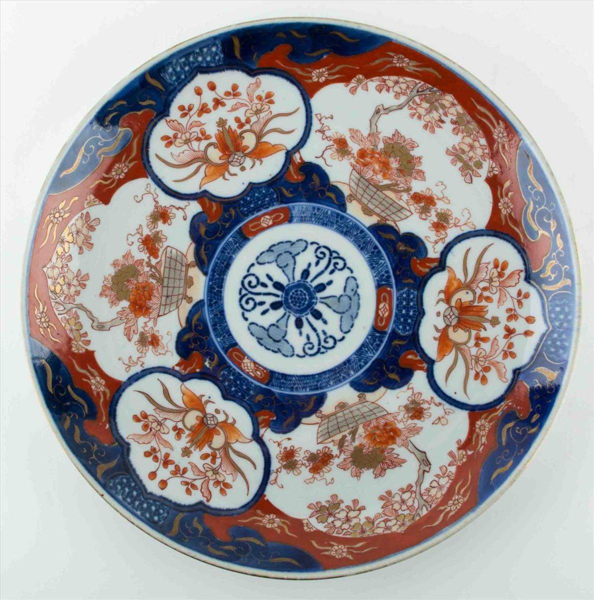 große Imari-Schale um 1900 / Large Imari bowl, about 1900im original Karton, Ø 37,5 cm /
in original - Bild 2 aus 4