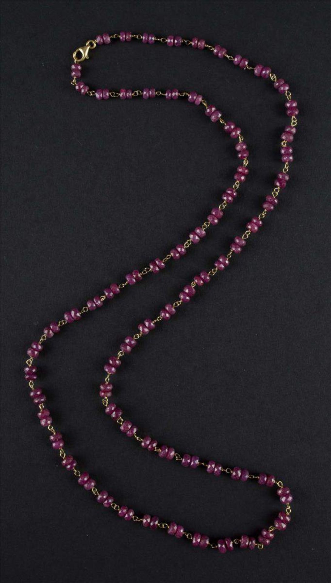 Kette mit Rubinen / Necklace with rubiesL: ca. 70 cm, Verschluß GG 750/000 /
length: c. 70 cm, clasp - Bild 2 aus 3
