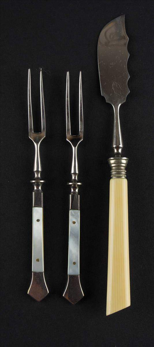 Konvolut Besteck / Convolute silverware2 kleine Gabeln, Griffe mit Perlmutt, 1 Buttermesser mit - Image 2 of 4