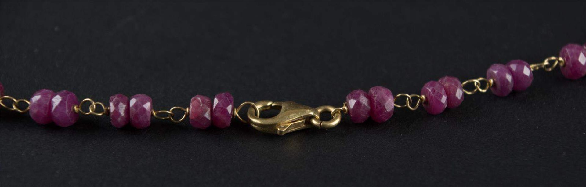 Kette mit Rubinen / Necklace with rubiesL: ca. 70 cm, Verschluß GG 750/000 /
length: c. 70 cm, clasp - Bild 3 aus 3
